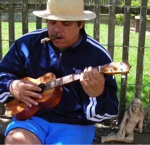 uke-cigar-backyard
