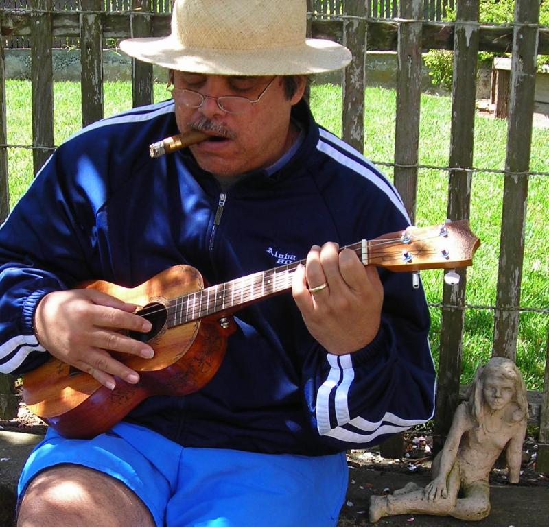 uke-cigar-backyard